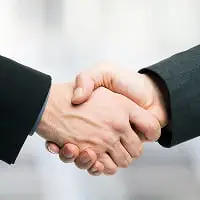 ビジネスシーンで2人の人物が握手している様子。協力関係や合意を示唆する。
