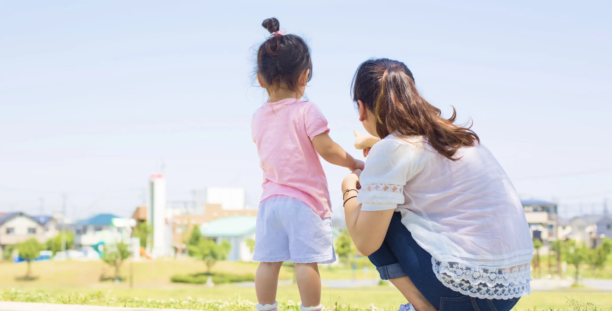公園で親子が指さしをしている様子