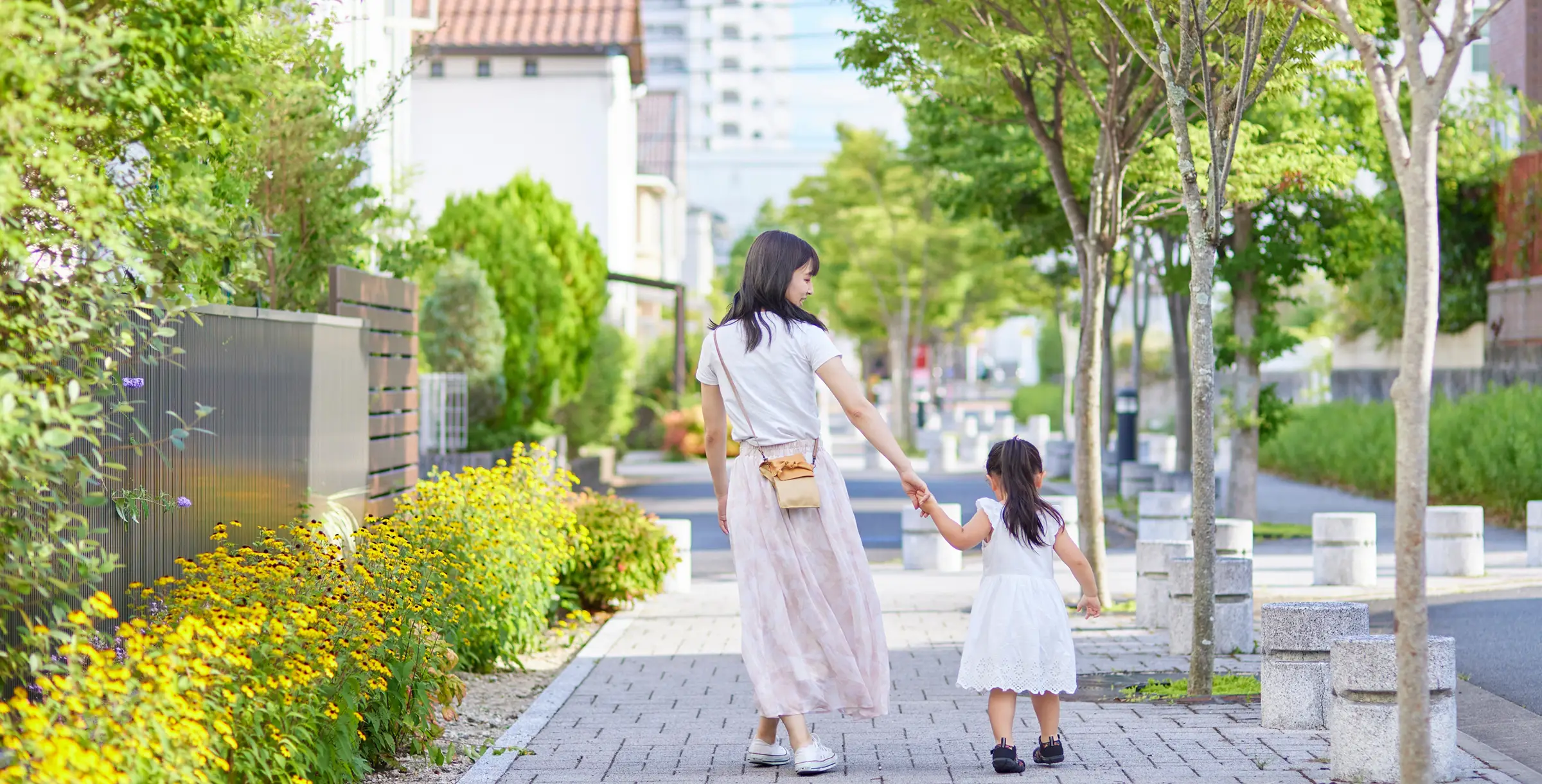 公園で親子が指さしをしている様子